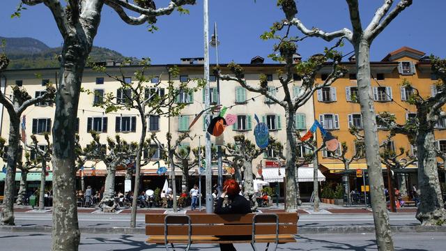 La place principale de Martigny et ses platanes, photographiee le samedi 15 mai 2004. [Keystone - Olivier Maire]