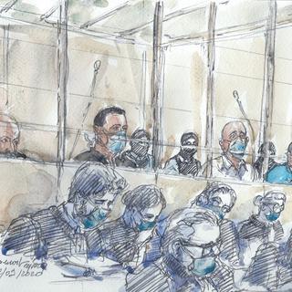 Un croquis de salle d'audience réalisé lors de cette première journée d'audiences montre les quatorze accusés et leurs avocats, portant tous un masque de protection. [afp - Benoit Peyrucq]