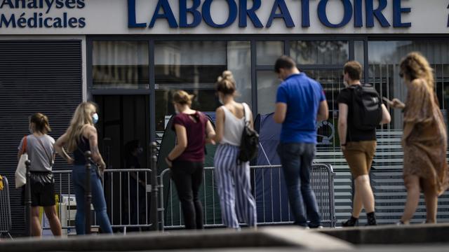 Une file devant un laboratoire de test à Paris. [Keystone/EPA - Ian Langsdon]