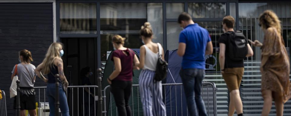 Une file devant un laboratoire de test à Paris. [Keystone/EPA - Ian Langsdon]