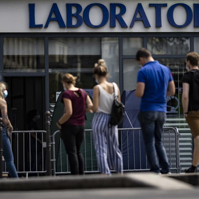 Une file devant un laboratoire de test à Paris. [Keystone/EPA - Ian Langsdon]