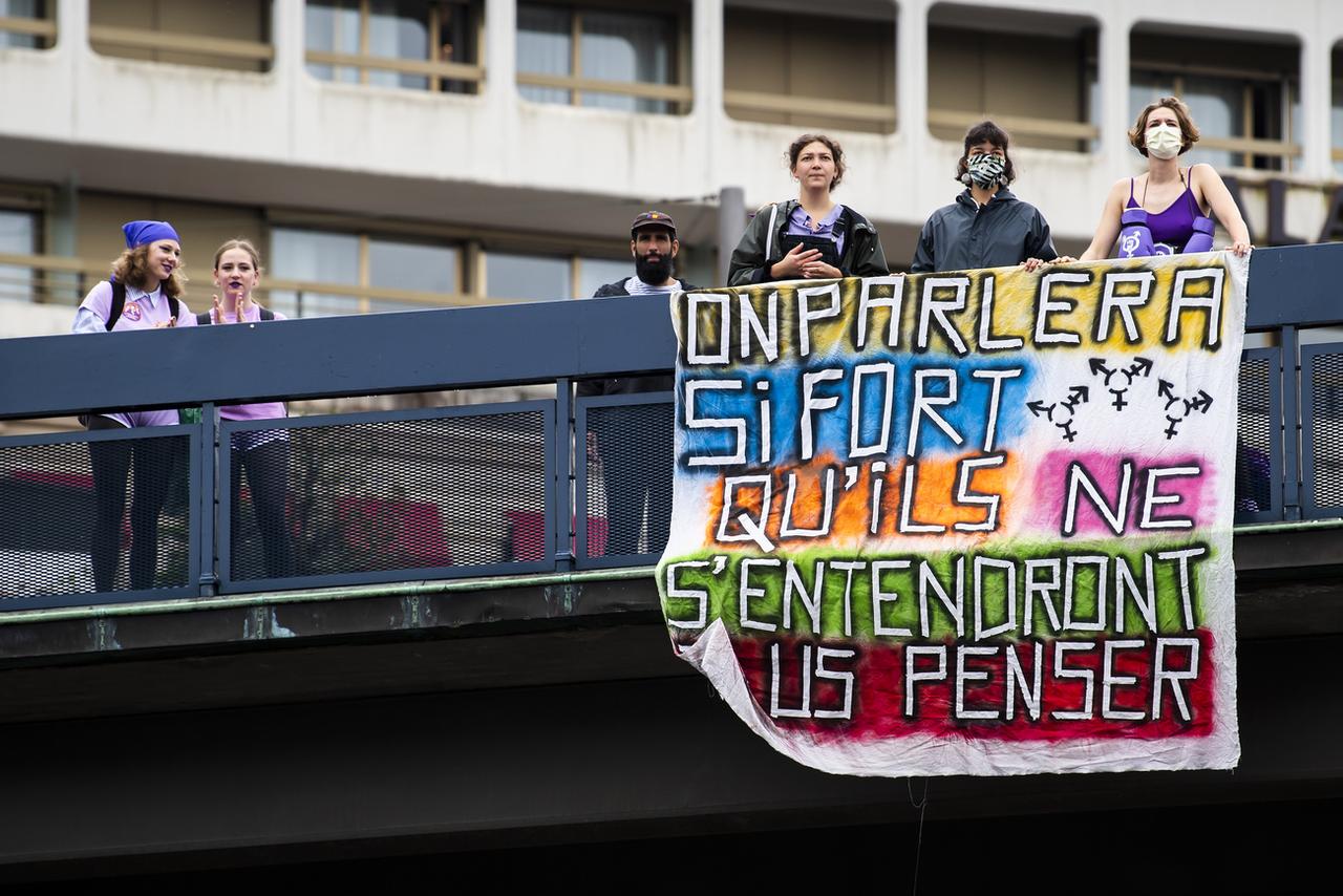 De nombreuses banderoles ont été déployées autour de la place de l'Europe à Lausanne. [Keystone - Jean-Christophe Bott]