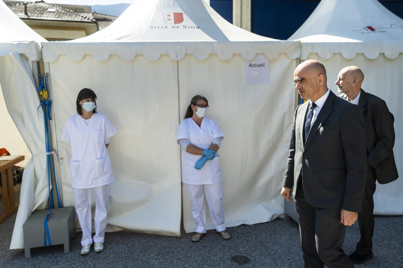 Alain Berset visite le centre le centre investigation ambulatoire de Sion, ce lundi 6 avril. [Keystone - Jean-Christophe Bott]