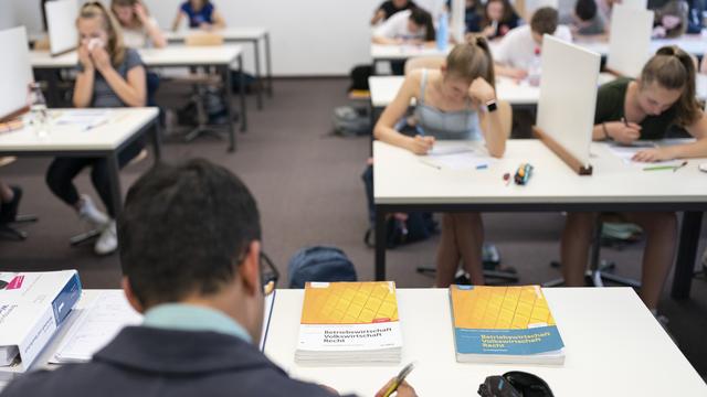 La plupart des cantons romands annulent les examens finaux de maturité. [Keystone - Gaetan Bally]