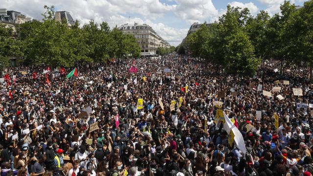 Des milliers de personnes manifestent à Paris contre les violences policières et le racisme.. [Keystone - AP Photo/Thibault Camus]