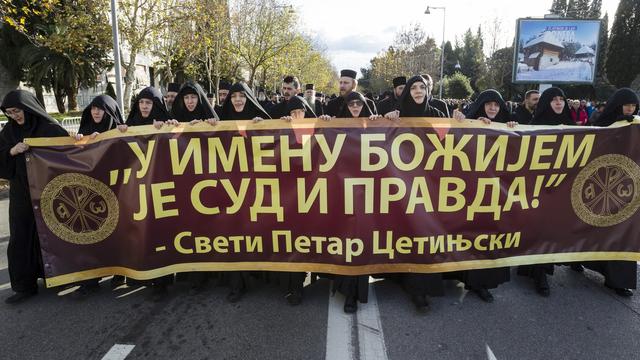 Des manifestants de l'église orthodoxe à Podgorica, au Monténégro. [Keystone - AP/Risto Bozovic]