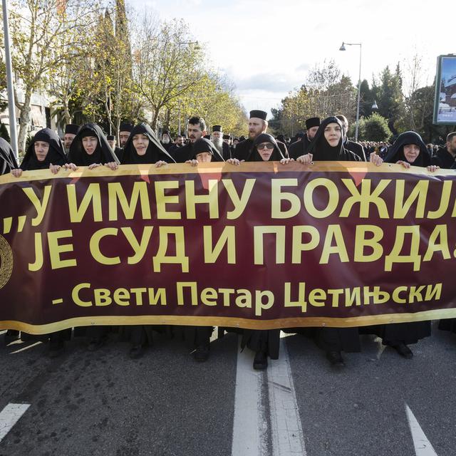 Des manifestants de l'église orthodoxe à Podgorica, au Monténégro. [Keystone - AP/Risto Bozovic]