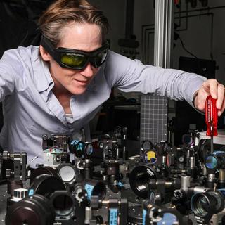 Sylvie Roke dans son Laboratoire (photo prise avant les mesures sanitaires actuellement en place).
Img téléchargeable avec CP de l'EPFL
2020 EPFL [2020 EPFL]