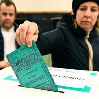 Des personnes participent aux élections régionales à Ravenne, dans la région italienne d'Emilie Romagne. [Reuters - Flavio Lo Scalzo]