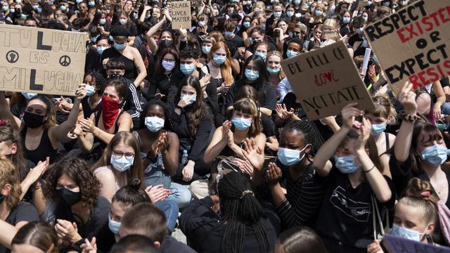 Manifestation à Berne contre les violences policières. [Keystone - Peter Klaunzer]