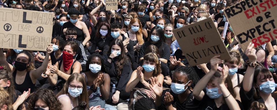 Manifestation à Berne contre les violences policières. [Keystone - Peter Klaunzer]