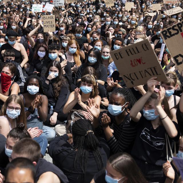 Manifestation à Berne contre les violences policières. [Keystone - Peter Klaunzer]