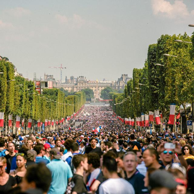 Une foule de 300'000 personnes s'etait rassemblée sur l'Avenue des Champs-Élysées pour saluer l'équipe de France de football, vainqueur de la coupe du monde 2018 en Russie. [AFP - Simon Guillemin / Hans Lucas]