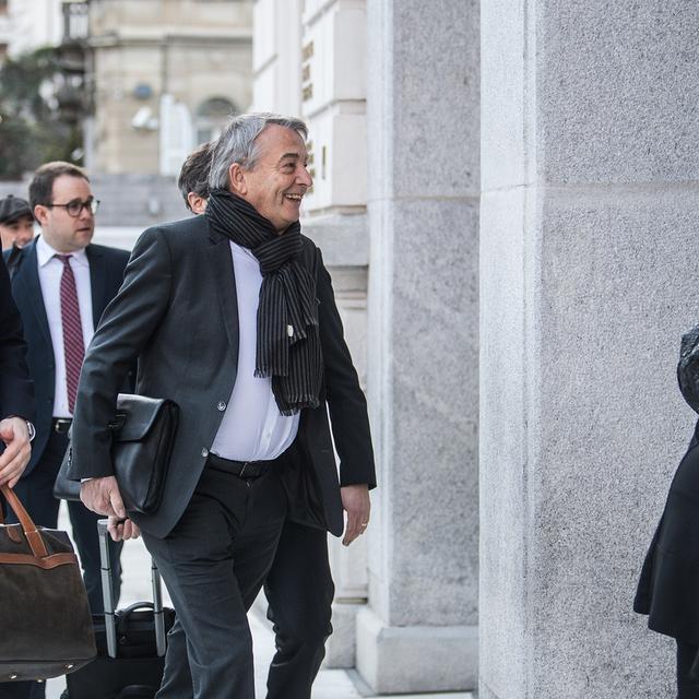 Wolfgang Niersbach (à droite) et son équipe d'avocats à leur arrivée au Tribunal pénal fédéral de Bellinzone mercredi 11 mars [Keystone/Ti-Press - Samuel Golay]