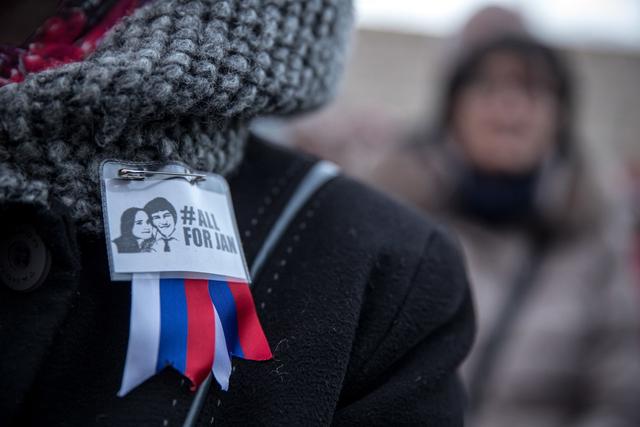 Des milliers de manifestants se sont réunis à Bratislava pour le second anniversaire du meurtre du journaliste slovaque Jan Kuciak et de Martina Kusnirova, sa fiancée, le 21 février 2020. [Keystone/epa - Martin Divisek]