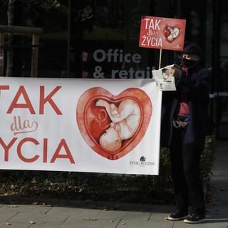 Des activistes anti-avortement manifestent à Varsovie, en Pologne. [AP Photo/Keystone - Czarek Sokolowski]