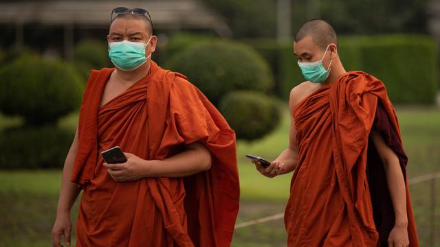 Des moines portent des masques de protection à Rangoon, Birmanie [AFP/Nurphoto - Shwe Paw Mya Tin]