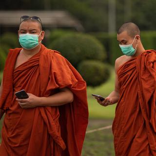 Des moines portent des masques de protection à Rangoon, Birmanie [AFP/Nurphoto - Shwe Paw Mya Tin]