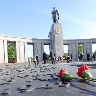 Des oeillets rouges déposés devant le mémorial soviétique au Tiergarten, à Berlin. Le 8 mai 2020 marque le 75e anniversaire de la capitulation du régime nazi. [Keystone - DPA/Wolfgang Kumm]