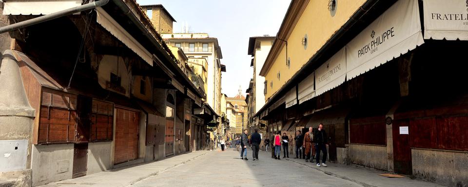 Les fameuses bijouteries du Ponte Vecchio à Florence ont gardé portes closes. [Keystone - ennifer Lorenzini/LaPresse via AP]