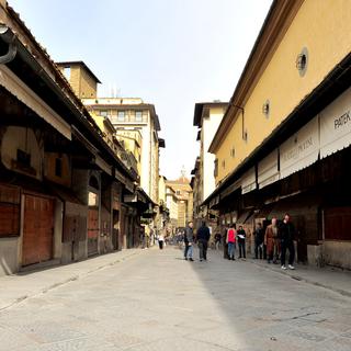 Les fameuses bijouteries du Ponte Vecchio à Florence ont gardé portes closes. [Keystone - ennifer Lorenzini/LaPresse via AP]