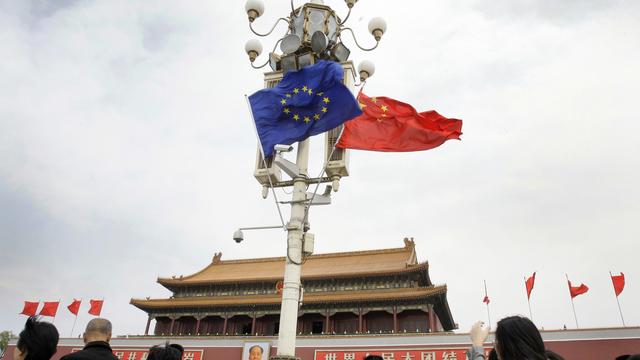 Le drapeau de l'union européenne et de la Chine à Pékin. [AP Photo/Keystone - Andy Wong]
