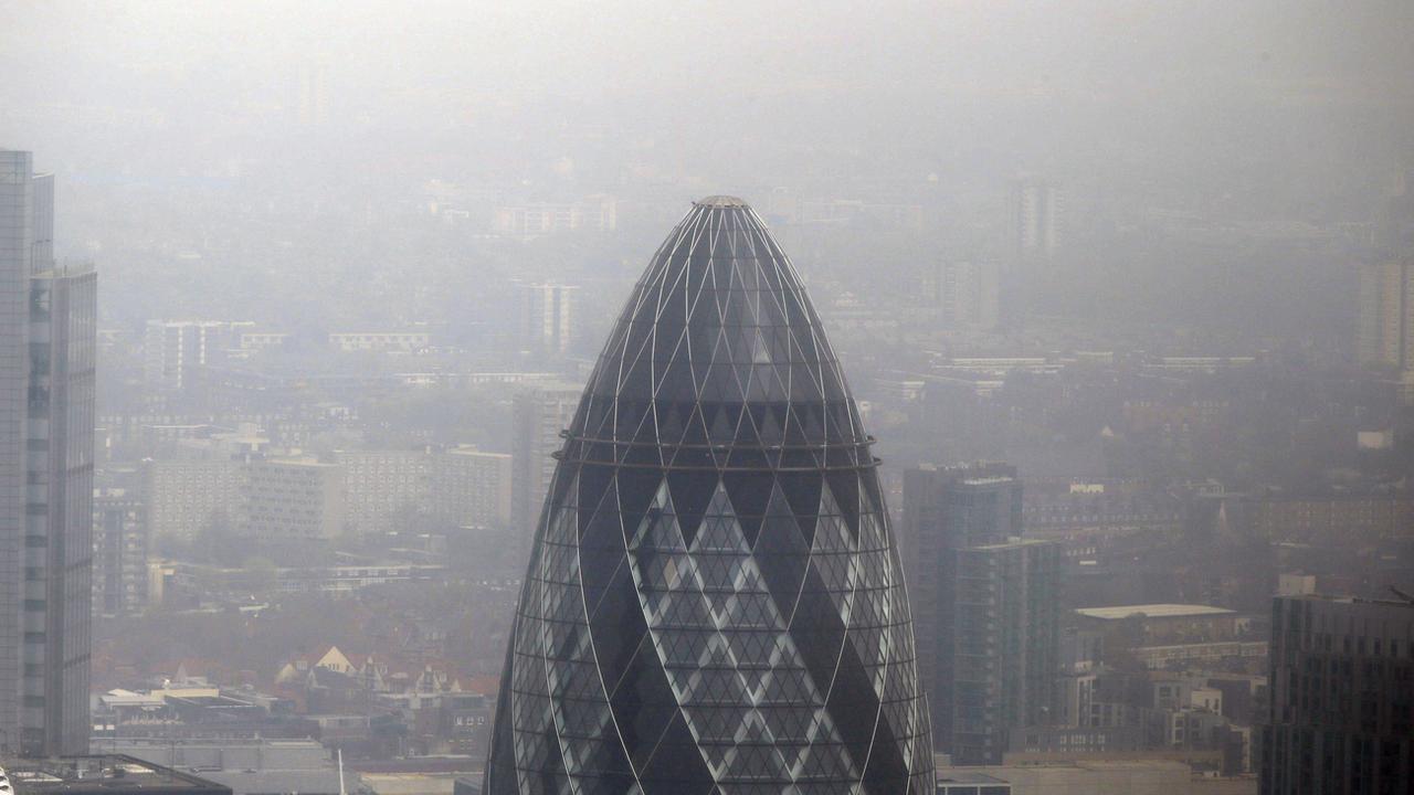 Une vue de la City de Londres enveloppée dans le célèbre smog de la capitale britannique. [Lefteris Pitarakis]