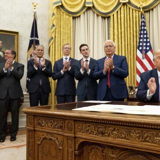 Donald Trump est ses hôtes applaudissent l'accord à la Maison Blanche. [AP/Keystone - Andrew Harnik]