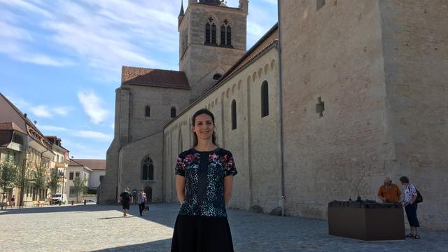 Anne-Gaëlle Villet, directrice et conservatrice de l’Abbatiale de Payerne devant la plus grande église romane de Suisse.
Jérôme Zimmermann
RTS [Jérôme Zimmermann]