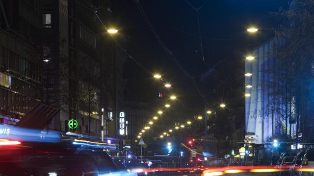 L'eclairage public illumine la rue de Lausanne, ce mardi 2 mars 2010 a Geneve. D'ici 2012, un tiers des 15'000 luminaires de la Ville de Geneve seront renovs, permettant de reduire la consommation d'electricit de 30%. En outre, les 4'200 ampoules du cordon de la Rade seront prochainement remplaces par des lampes plus performantes. Le nouvel eclairage general, qui diffusera une lumeire proche de celle du jour, offrira un plus grand confort visuel dans la cite, a indique mercredi la Ville de Genve, qui mene ce projet avec les Services industriels de Geneve (SIG). Les lieux publics seront mieux clairs, apportant une securit accrue aux habitants, et la dispersion de la lumeire vers le ciel sera limite. La plupart des luminaires remplaces par des modeles plus economes datent des annees 1960. A cette mesure s'ajoutent l'installation de regulateurs et la suppression des eclairages redondants. Ces travaux cotent 5,9 millions de francs la Ville, qui a recu 1 million de subventions cantonale et federale. Ils lui permettront d'economiser plus de 500'000 francs en frais d'electricite. (KEYSTONE/Salvatore Di Nolfi) [Keystone - Salvatore Di Nolfi]