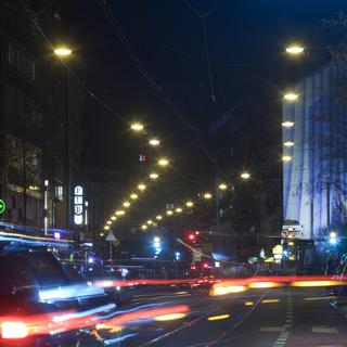 L'eclairage public illumine la rue de Lausanne, ce mardi 2 mars 2010 a Geneve. D'ici 2012, un tiers des 15'000 luminaires de la Ville de Geneve seront renovs, permettant de reduire la consommation d'electricit de 30%. En outre, les 4'200 ampoules du cordon de la Rade seront prochainement remplaces par des lampes plus performantes. Le nouvel eclairage general, qui diffusera une lumeire proche de celle du jour, offrira un plus grand confort visuel dans la cite, a indique mercredi la Ville de Genve, qui mene ce projet avec les Services industriels de Geneve (SIG). Les lieux publics seront mieux clairs, apportant une securit accrue aux habitants, et la dispersion de la lumeire vers le ciel sera limite. La plupart des luminaires remplaces par des modeles plus economes datent des annees 1960. A cette mesure s'ajoutent l'installation de regulateurs et la suppression des eclairages redondants. Ces travaux cotent 5,9 millions de francs la Ville, qui a recu 1 million de subventions cantonale et federale. Ils lui permettront d'economiser plus de 500'000 francs en frais d'electricite. (KEYSTONE/Salvatore Di Nolfi) [Keystone - Salvatore Di Nolfi]