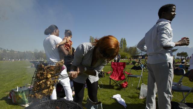 Un quart des ustensiles utilisés lors des grillades libèrent trop de métaux, selon les chimistes cantonaux [Reuters - Denis Balibous]