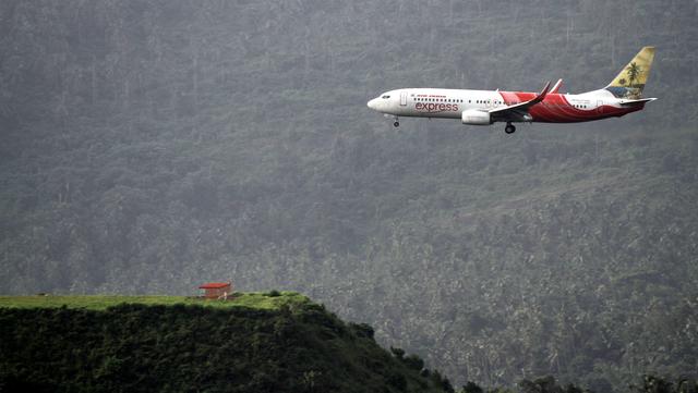 Un avion du même type (737-800) atterrissant à Calicut en 2015. [CC BY-SA 4.0 - Dhruvarahjs]