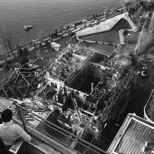 Le casino de Montreux détruit par les flammes en 1971. [Keystone]