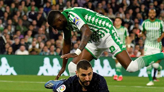 Karim Benzema, à terre, et le Real Madrid joueront deux fois à domicile dans un stade vide. Le joueur du Betis Emeron Royal, lui, vivra un derby sans spectateurs. [AP - Raul Caro Cardenas]