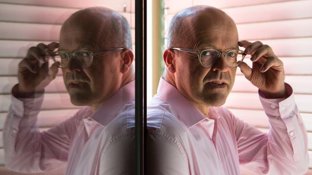 Christian Lüscher, professeur au Département des neurosciences fondamentales de la Faculté de médecine et chercheur au Département des neurosciences cliniques des Hôpitaux universitaire de Genève (HUG). Image datant de décembre 2018. [UniGe - Carla Da Silva]