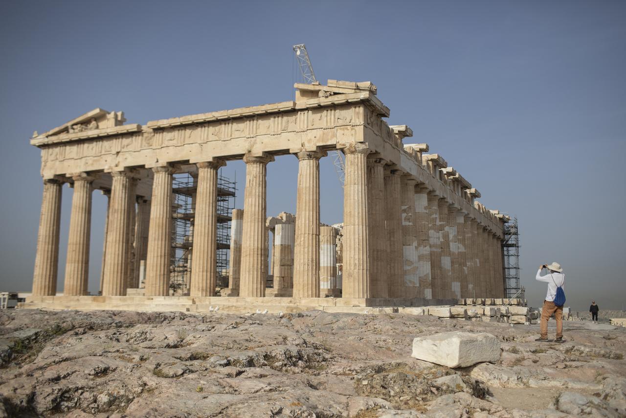 Lundi 18 mai: l'Acropole est à nouveau accessible aux rares touristes à Athènes. [Keystone - AP Photo/Petros Giannakouris]