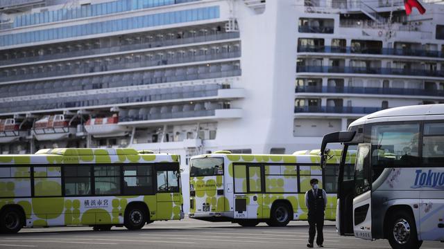 Les passagers testés négatifs au coronavirus ont pu commencer à quitter le paquebot Diamond Princess. [AP Photo/Jae C.Hong]