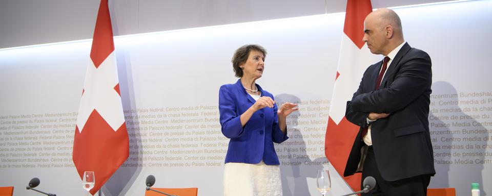 Simonetta Sommaruga, présidente de la Confédération, et Alain Berset, chef du département de l'Intérieur, se préparent pour une conférence de presse sur le Covid-19, le 1er juillet 2020. [Keystone - Anthony Anex]