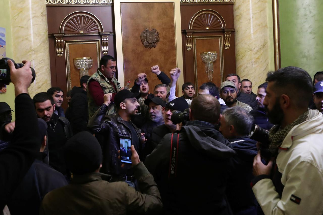 Des manifestants furieux de l'accord signé par le premier ministre arménien ont pénétré dans le siège du gouvernement à Erevan et ont provoqué des dommages. [Reuters - Hayk Baghdasaryan]