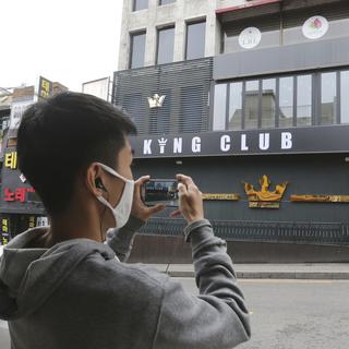 Un homme a Séoul devant un club. [AP Photo/Keystone - Ahn Young-joon]
