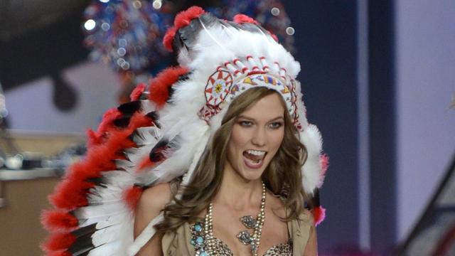 Le mannequin Karlie Kloss défile avec une coiffe amérindienne lors d'une présentation de lingeries Victoria’s Secret. La maison a été accusée d’appropriation culturelle suite à cet acte. [AFP - Timothy A. CLARY]