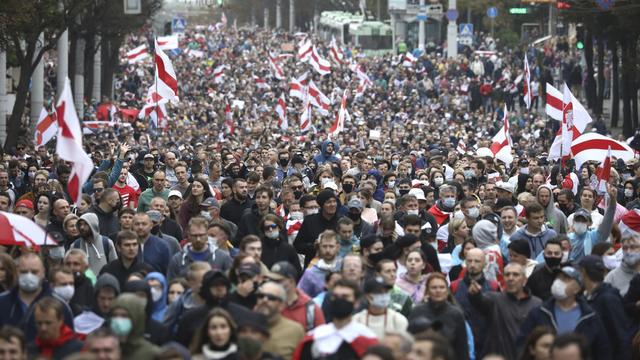 Des personnes portant d'anciens drapeaux nationaux biélorusses ont défilé lors d'un rassemblement de l'opposition pour protester contre les résultats officiels de l'élection présidentielle à Minsk, en Biélorussie, ce dimanche 27 septembre 2020. [keystone - tut.by]