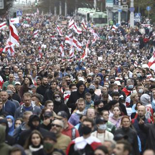 Des personnes portant d'anciens drapeaux nationaux biélorusses ont défilé lors d'un rassemblement de l'opposition pour protester contre les résultats officiels de l'élection présidentielle à Minsk, en Biélorussie, ce dimanche 27 septembre 2020. [keystone - tut.by]