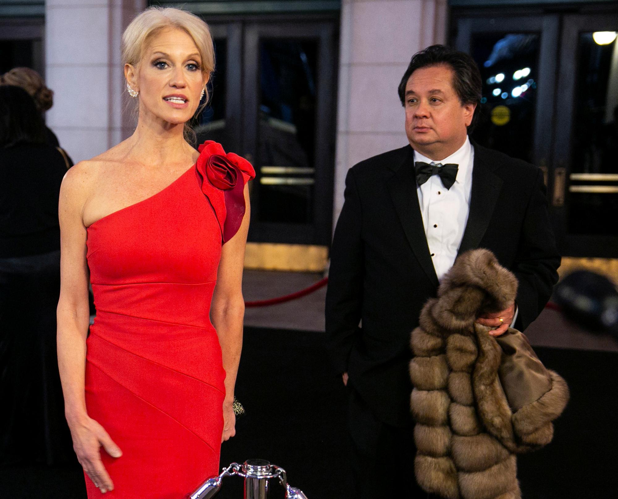 L'avocat George Conway tient le manteau de sa femme Kellyanne, conseillère du président Trump. Washington DC, le 19 janvier 2017. [Reuters - Joshua Roberts]