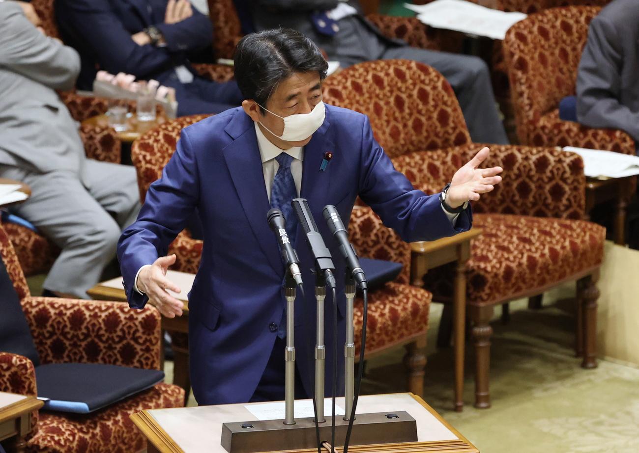 Le Premier ministre japonais, Shinzo Abe, s'exprime devant le Parlement, à Tokyo, le 30 avril 2020. [Keystone/epa - Jiji Press]