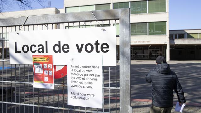 Un local de vote à Carouge (GE). [Keystone - Salvatore Di Nolfi]