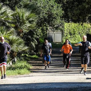 Joggeurs dans un parc de Rome lundi matin 04.05.2020. [AFP - Andreas Solaro]