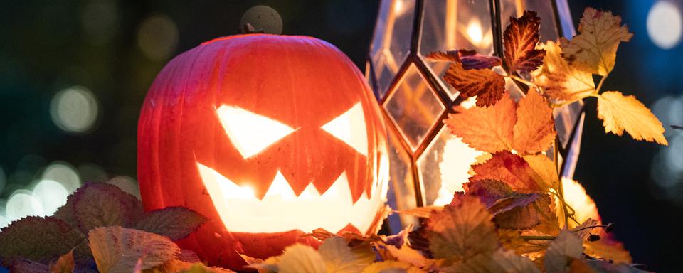 En raison de la situation sanitaire, les cantons de Berne et de Neuchâtel appellent les enfants à ne pas faire du porte-à-porte pour demander des friandises à l'occasion d'Halloween, ce samedi. [keystone - Georg Hochmuth]