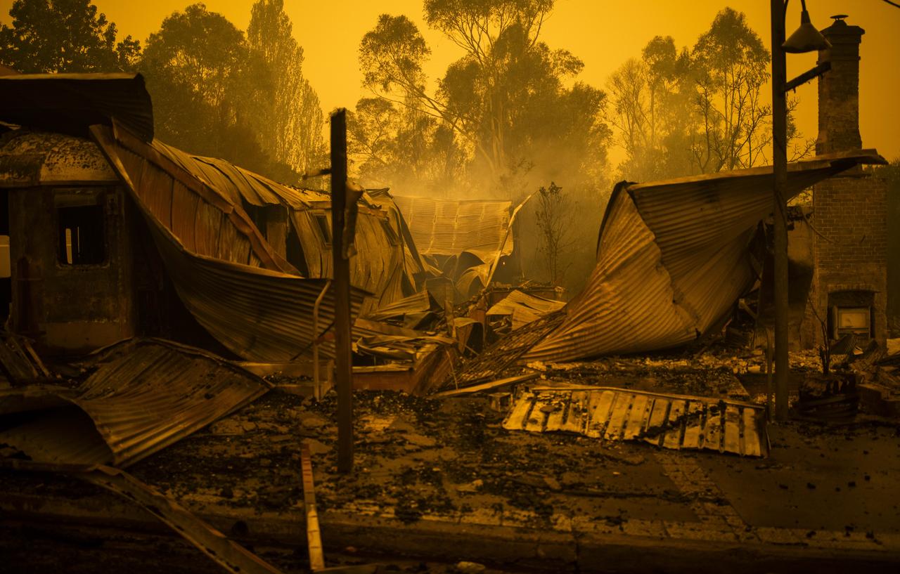 Les restes de maisons calcinées à Cobargo après le passage du feu. [afp - Sean Davey]